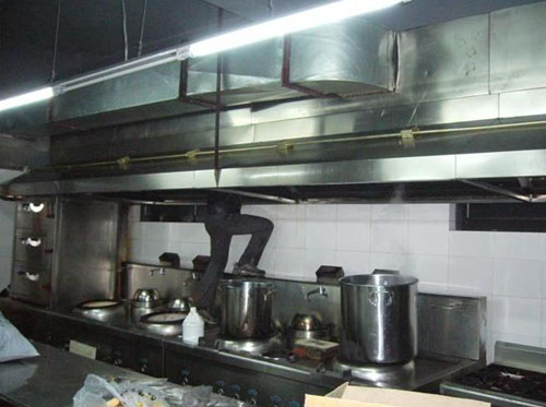 饭店定期进行油烟管道清洗防止安全隐患